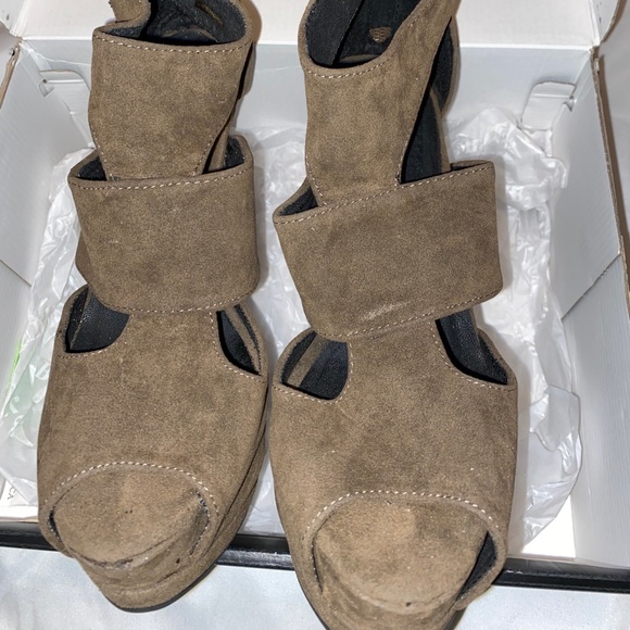 Olive Just Fab Heels - Picture 2 of 5